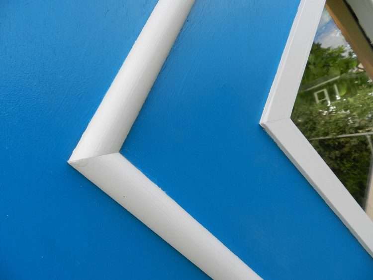 Detail of the Deborah exterior door kit.