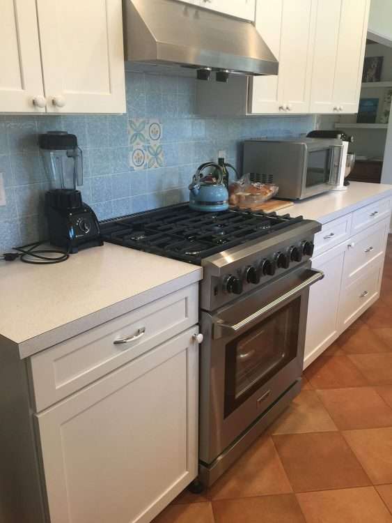 Kitchen in a private residence using white SparkleLam™ on the countertops.