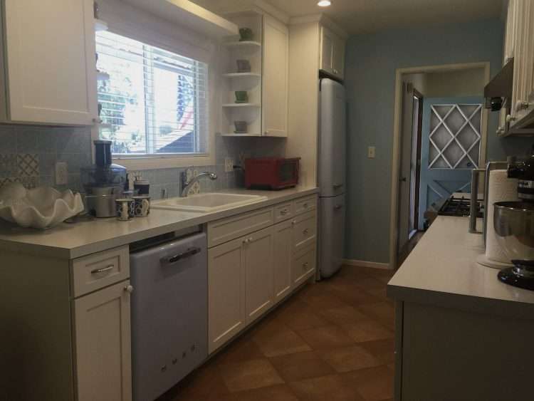 Kitchen in a private residence using white SparkleLam™ on the countertops.