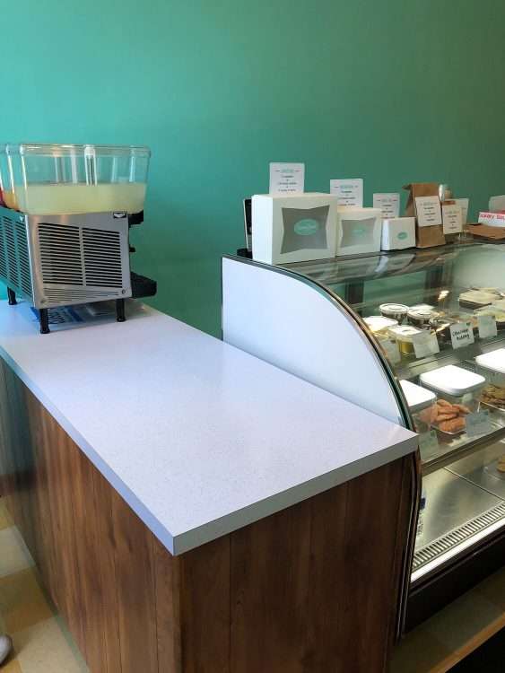 Bakery in Philadelphia, Pennsylvanie. Countertops in White SparkleLam™.