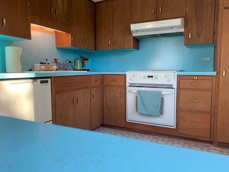 Wendi's Kitchen with Light Aqua SparkleLam™ on the counters and backsplash.